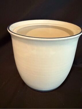Pfaltzgraff Flower Pot 7” H, 7.5” Across